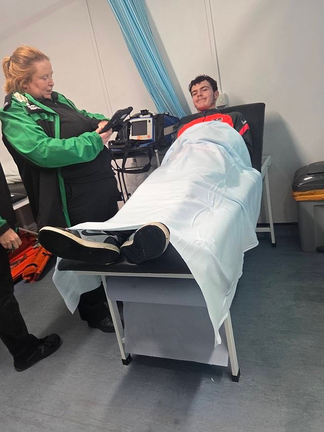 El recogepelotas de 16 años de Portsmouth sufre pérdida de audición y está “conmocionado” después de que una granada paralizante explotara durante el derbi contra Southampton mientras la policía realiza cinco arrestos.