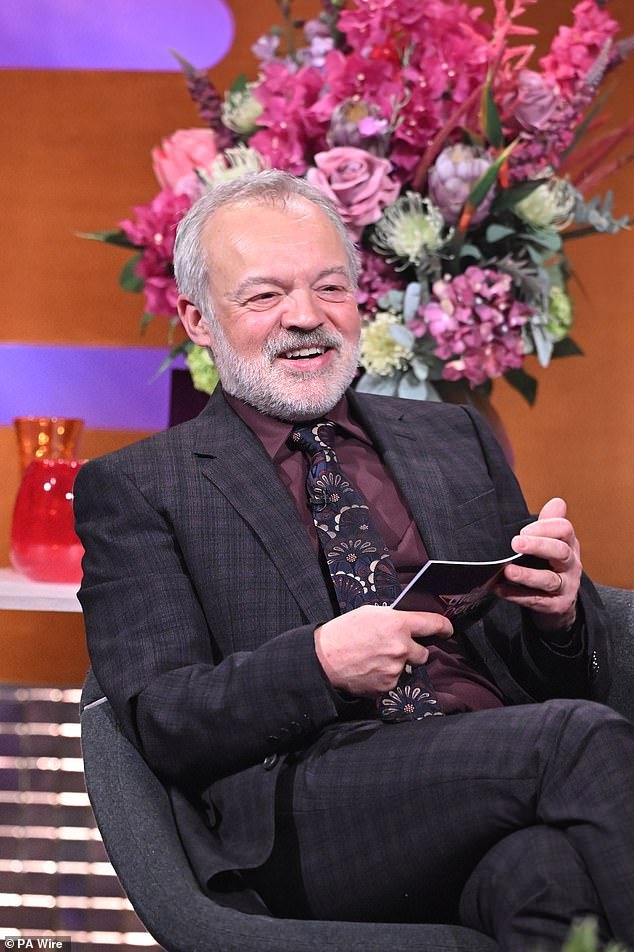 Graham Norton revela que tuvo que firmar “muchos” acuerdos de confidencialidad antes de asistir a la boda de Taylor Swift con la estrella de la NFL Travis Kelce.
