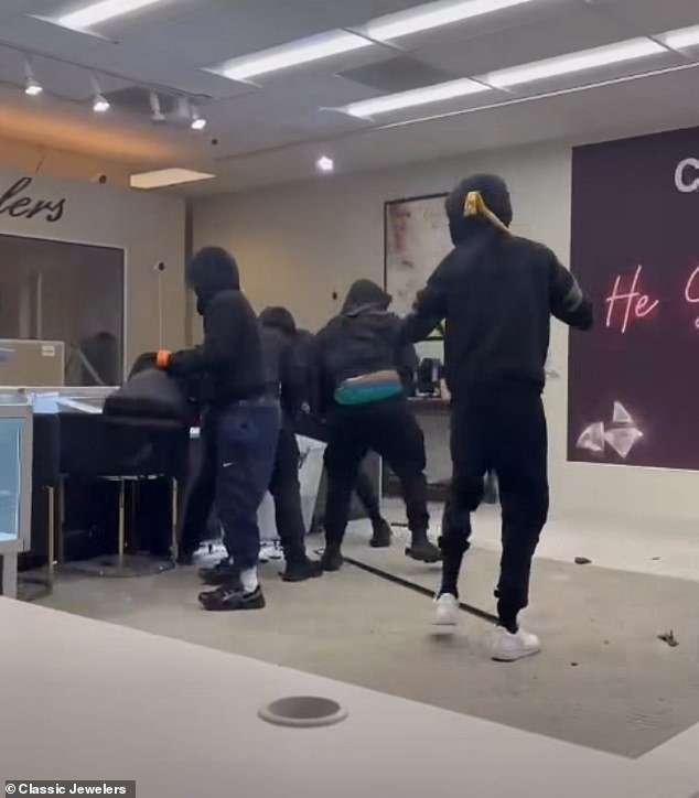 Ladrones descarados corren por una joyería en un automóvil y luego roban el arma del dueño en un robo impactante