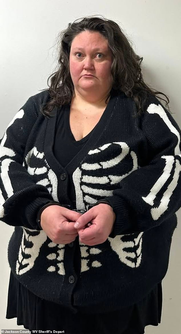 Mujer con suéter aterrador arrestada después de intentar reclutar a otras personas en el intento de asesinato de Trump en las redes sociales