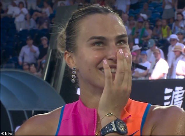 Una sonrojada Aryna Sabalenka hace un comentario MUY lascivo sobre Carlos Alcaraz tras otra victoria en el Abierto de Australia