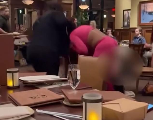 Una pelea viral genera una demanda de 5 millones de dólares cuando nueve mujeres dicen que Steakhouse las echó “porque a todos les gusta pelear” a pesar de que no eran parte del caos.