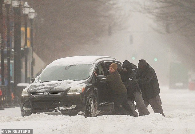 La tormenta invernal Fern se cobra la vida de un hombre encontrado con una pala de nieve en la mano y deja al menos 34 muertos mientras se alcanzan mínimos históricos en solo DÍAS