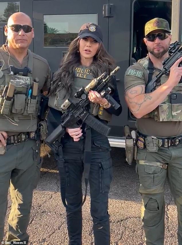 Los demócratas quieren investigar a Kristi Noem mientras el jefe del Departamento de Seguridad Nacional, Corey Lewandowski, insta a Trump a dimitir con Trump en la Casa Blanca.