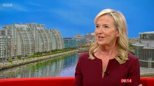 Carol Kirkwood, entre lágrimas, rompe a llorar cuando anuncia en televisión en vivo que deja la BBC después de más de 25 años.