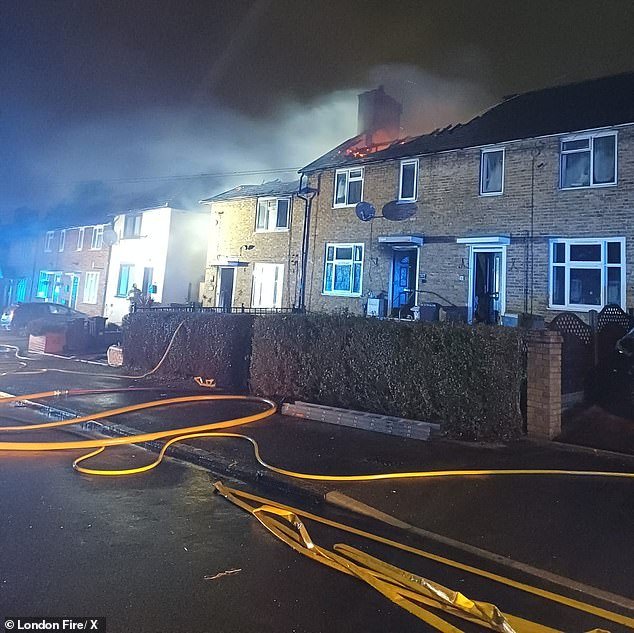 Un niño y dos adultos fueron llevados de urgencia al hospital después de un incendio en una casa cuando el techo se derrumbó y 70 bomberos acudieron al lugar.