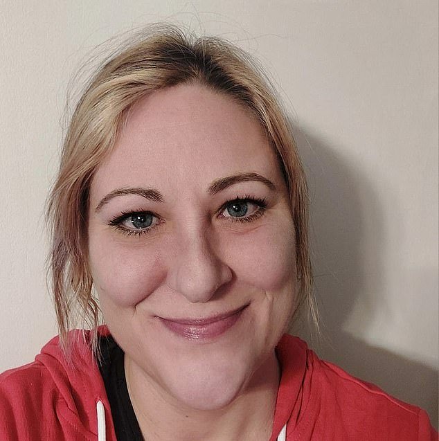 Una abogada estadounidense de 44 años murió en un vuelo a Londres Heathrow después de quedarse dormida en el hombro de su madre, según una investigación