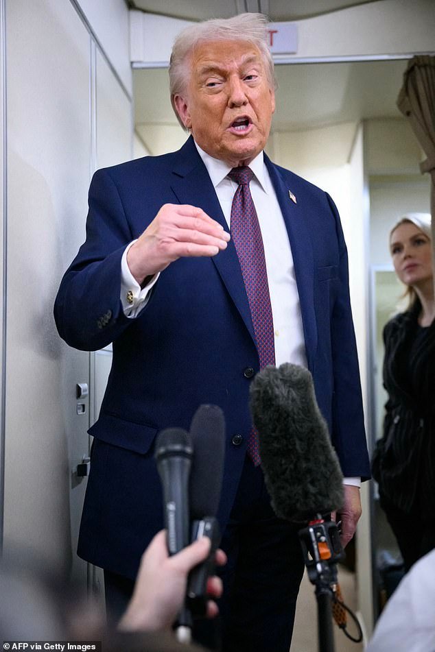 El juez designado por Bush amenaza al jefe de ICE de Trump con una orden extraordinaria de desacato mientras lo obliga a un enfrentamiento explosivo en la corte.