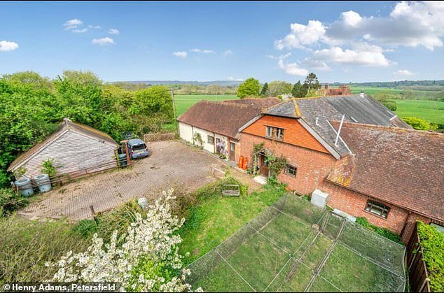 105932557-15501685-A_beautiful_Sussex_farmhouse_nestled_amongst_the_South_Downs_has-a-11_17697816624.jpeg