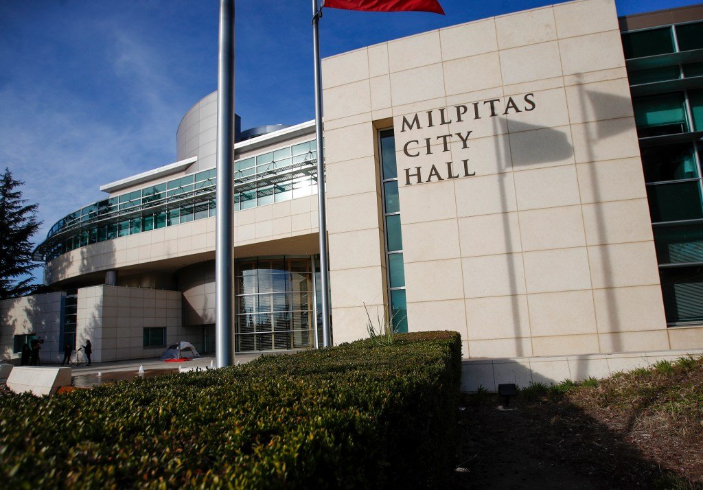 Milpitas nombra al jefe de policía como administrador municipal interino