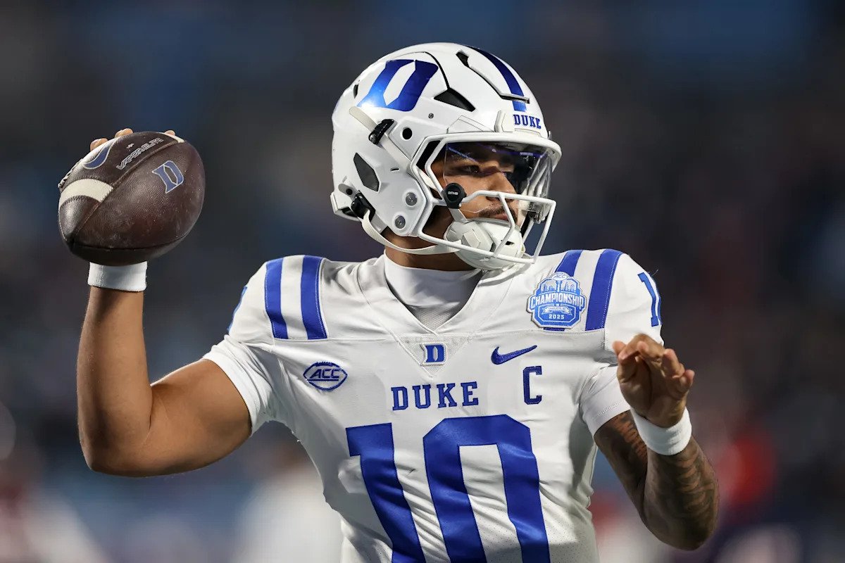 Al QB Darian Mensah se le permitió ingresar al portal de transferencias pero no puede inscribirse en otra escuela, un día después de que Duke presentara una demanda.