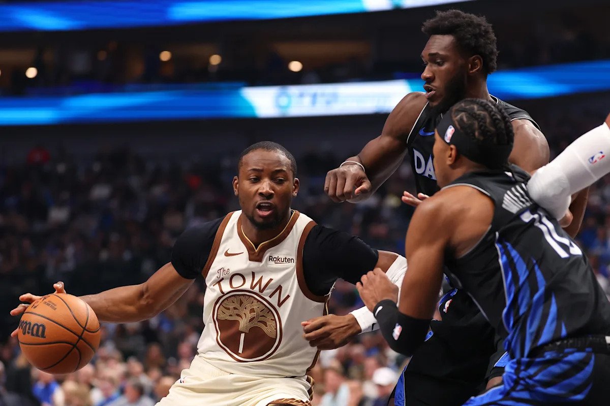 Los Warriors pierden a Jonathan Kuminga por una lesión en la rodilla y caen ante los emergentes Mavs a pesar de los 8 triples de Stephen Curry