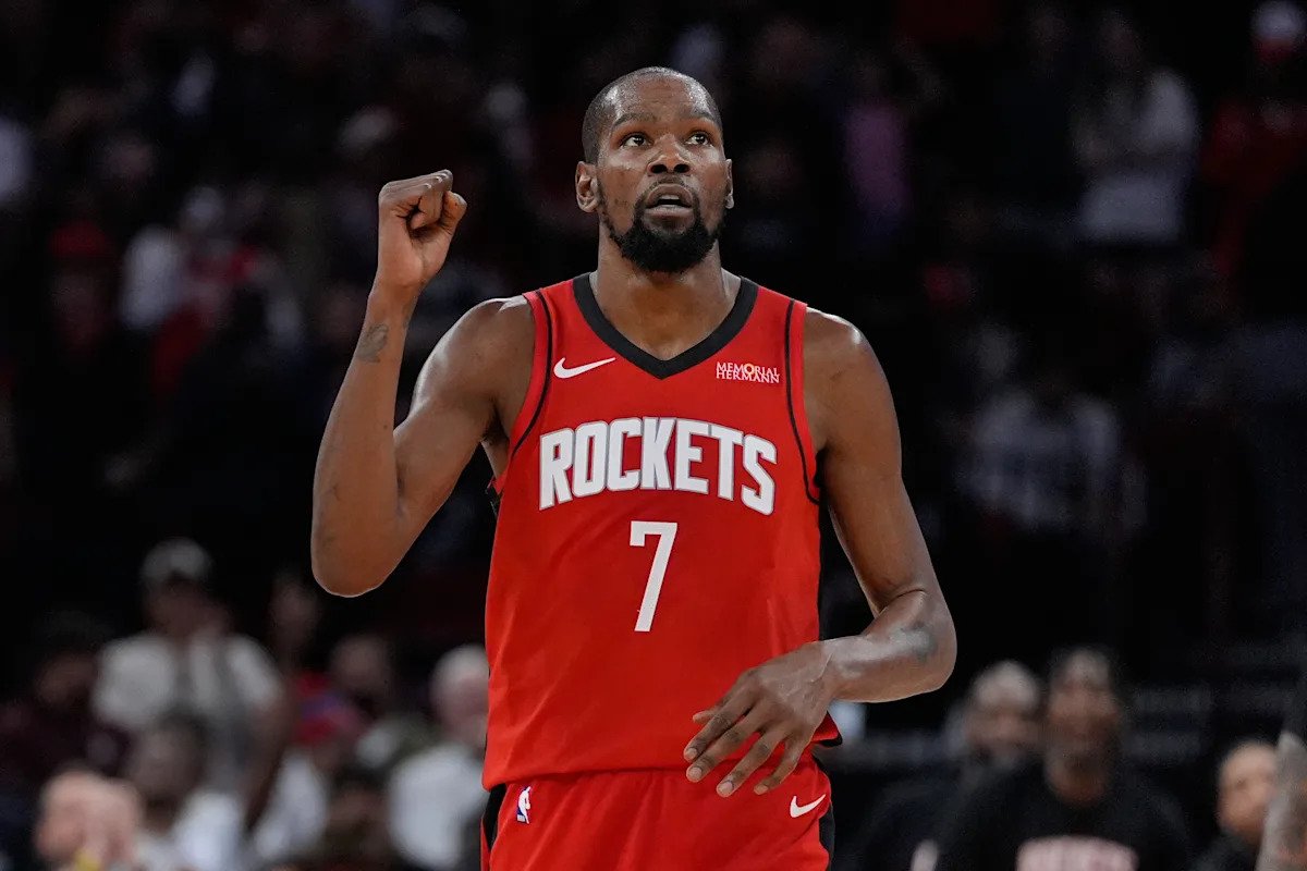 Los 32 puntos de Kevin Durant llevan a los Rockets a una victoria a domicilio sobre los Pistons