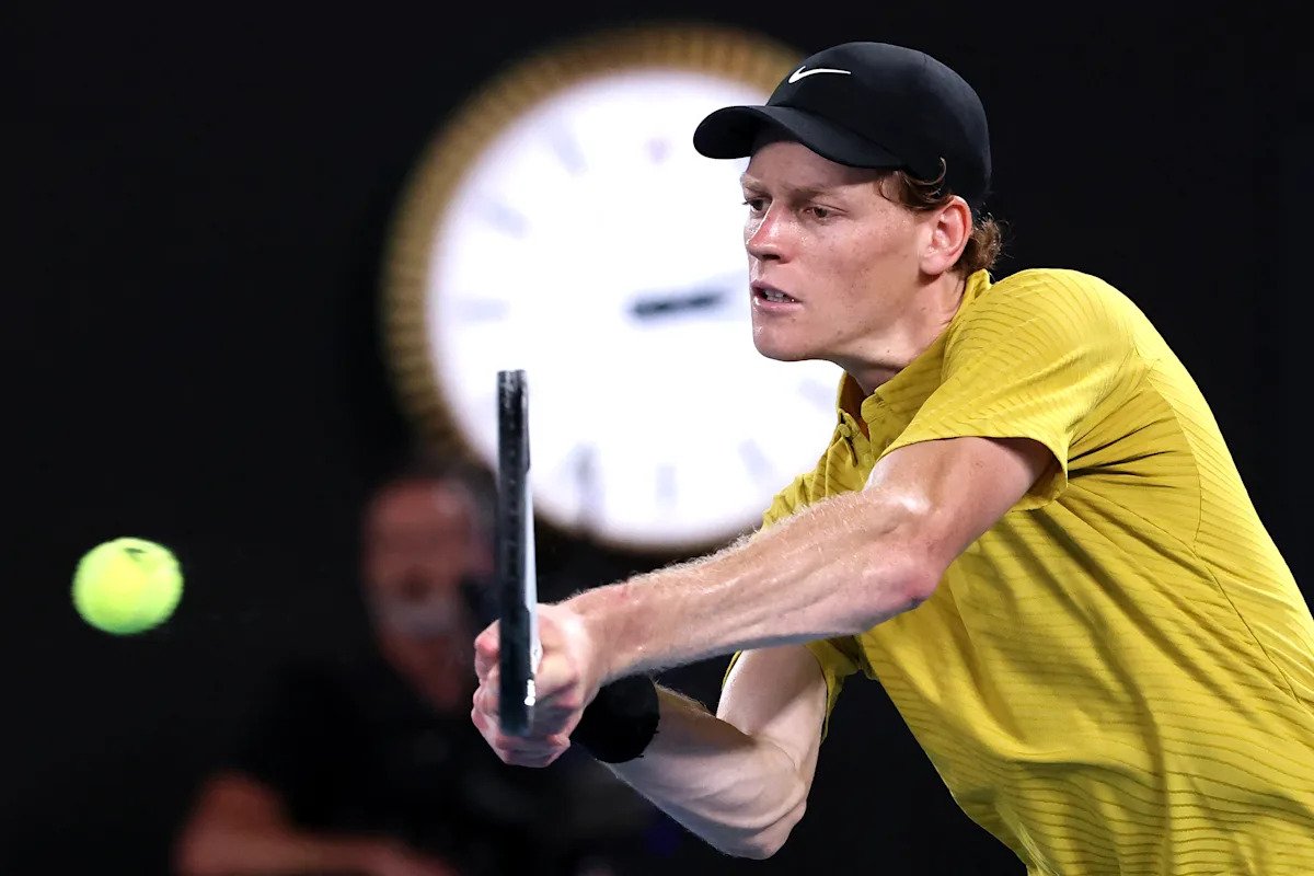 Abierto de Australia: Jannik Sinner vence a Eliot Spizzirri en cuatro sets tras una polémica pausa