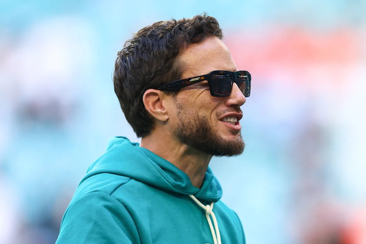 Los Chargers están contratando al ex entrenador en jefe de los Dolphins, Mike McDaniel, como coordinador ofensivo.