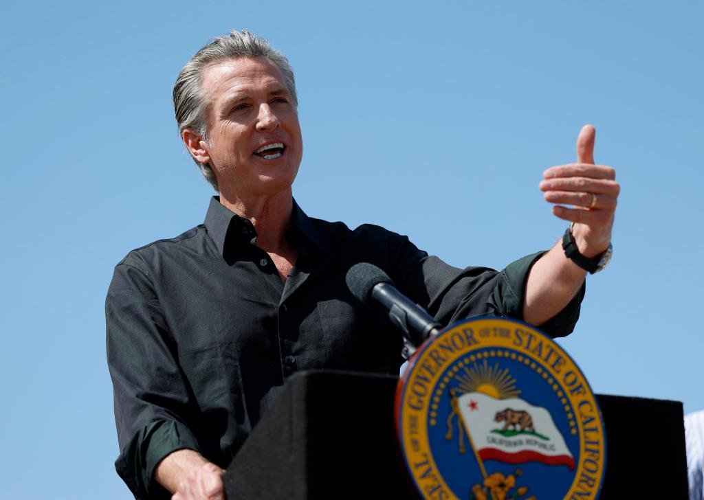 Newsom y otros demócratas del estado condenan a Trump por el segundo tiroteo fatal