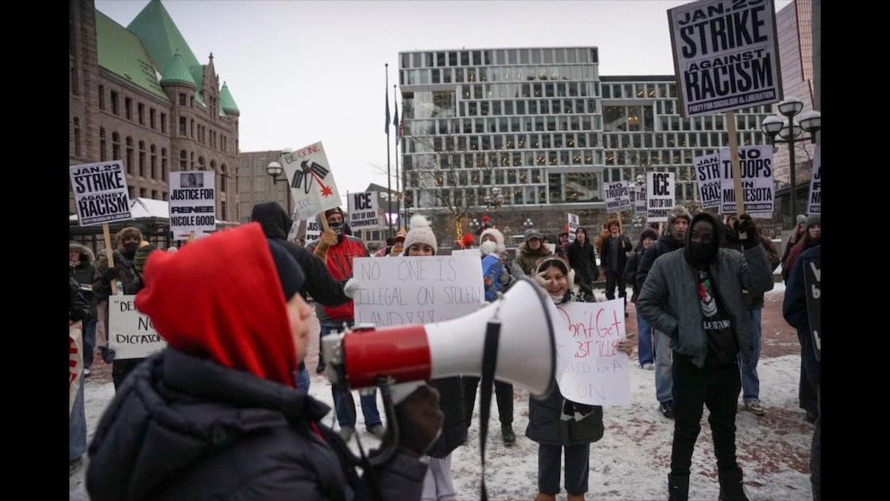 MIRAR: Manifestantes se reúnen para exigir la destitución de agentes de ICE en Minneapolis