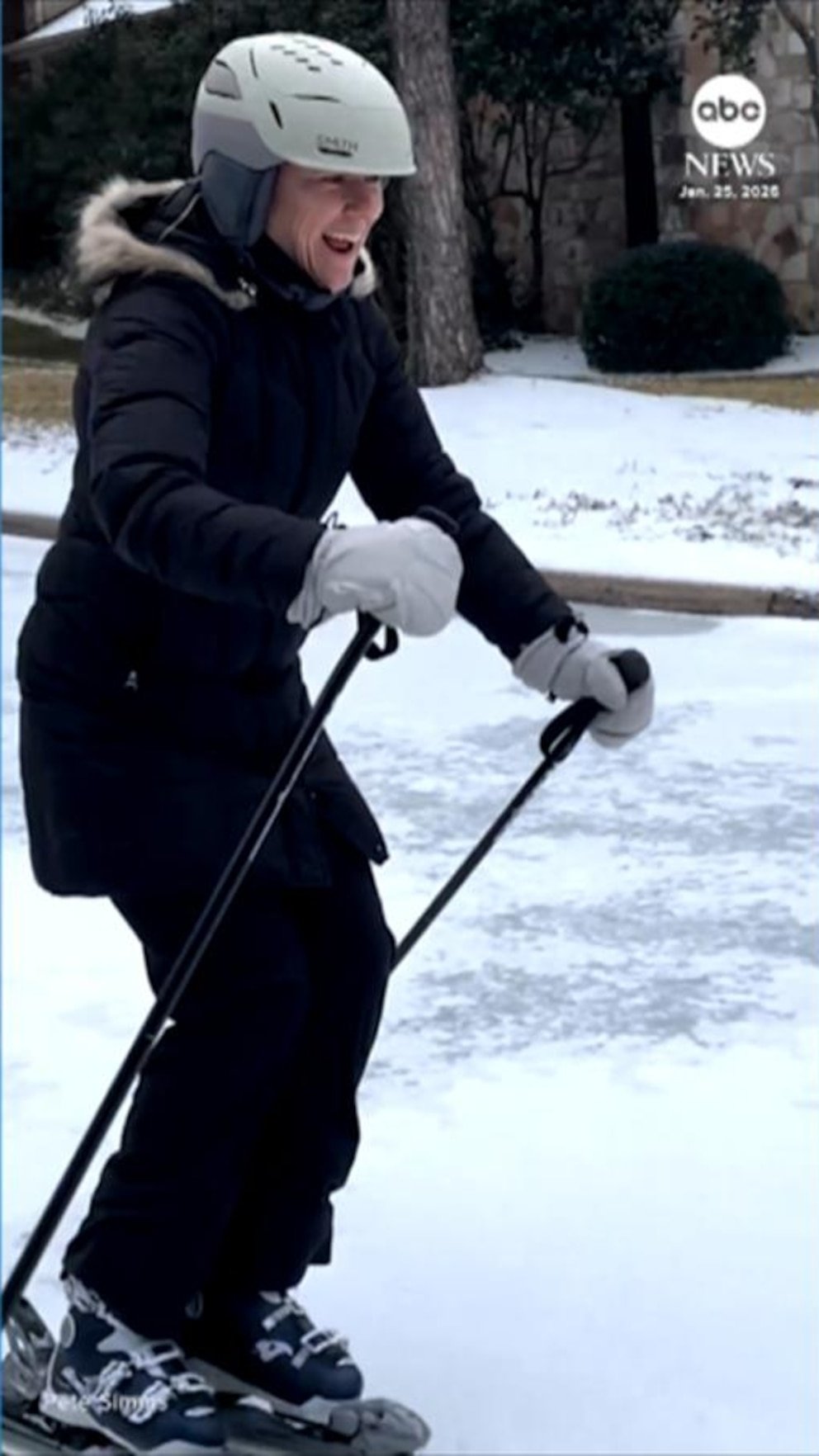 MIRAR: Mujer de Texas esquiando por una carretera helada