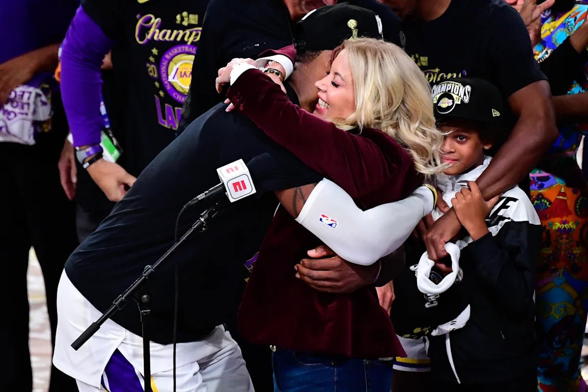 Según los informes, Jeanie Buss sintió que LeBron James no estaba lo suficientemente agradecido después de que los Lakers seleccionaron a su hijo Bronny en el draft de la NBA.