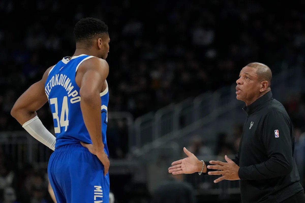 Doc Rivers de los Bucks dice que Giannis Antetokounmpo no tiene cronograma para regresar de una lesión en la pantorrilla