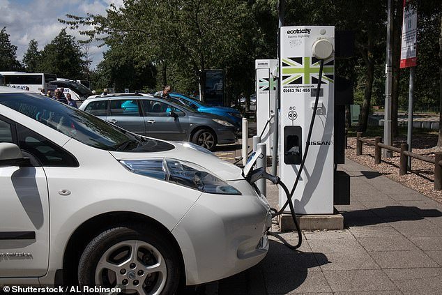 La epidemia de robos de cables en las estaciones de carga de coches eléctricos amenaza el futuro de la conducción neta cero, ya que las bandas atacan dos sitios al día