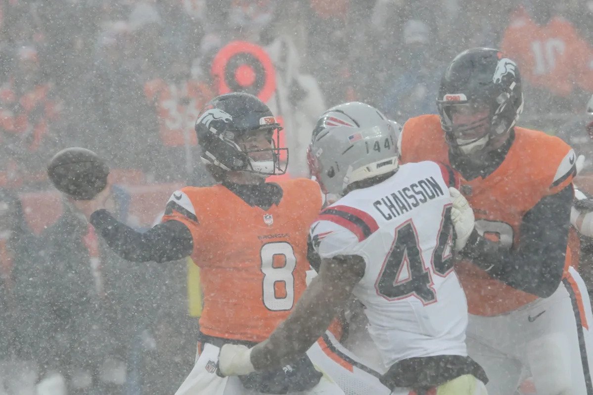 Sí, los partidos de playoffs de la NFL al aire libre son caóticos. Es exactamente por eso que los necesitamos.