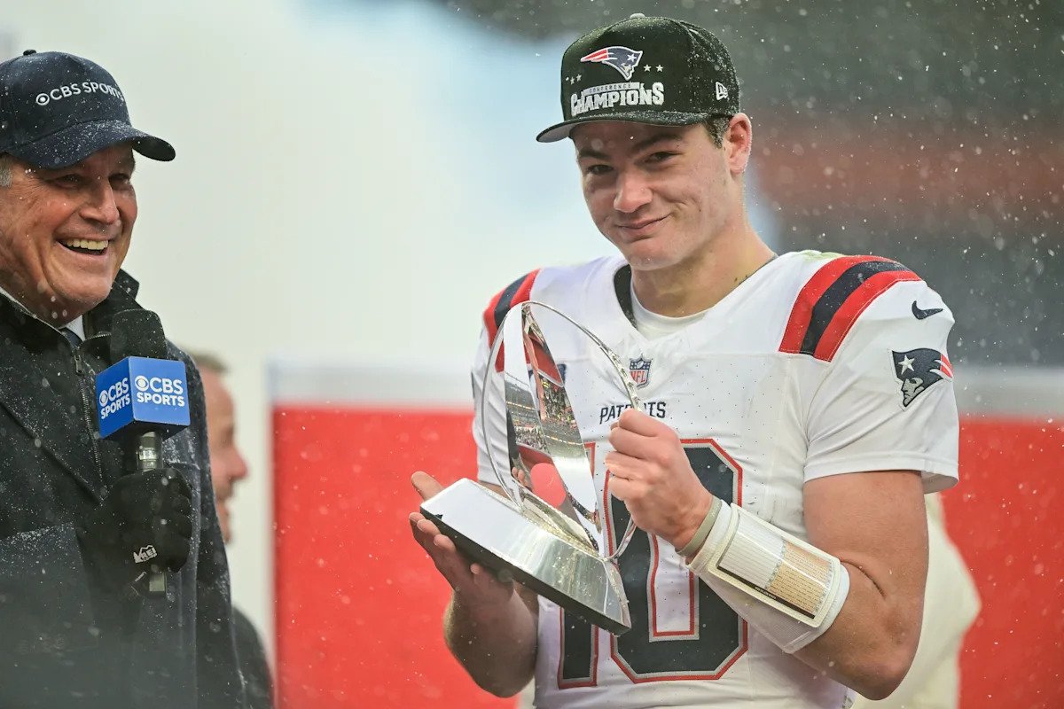 Mike Vrabel, HC de los Patriots, descarta cualquier conversación sobre una lesión en el hombro derecho de Drake Maye