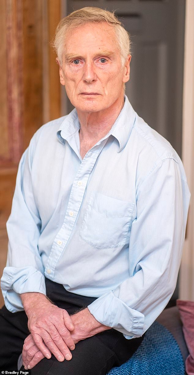 La policía pagará 50.000 libras esterlinas a un ex bailarín de ballet blanco de unos 80 años que fue atacado con una pistola Taser durante una redada a las 7 de la mañana en su cocina por parte de agentes armados que buscaban a un sospechoso negro de unos 20 años.