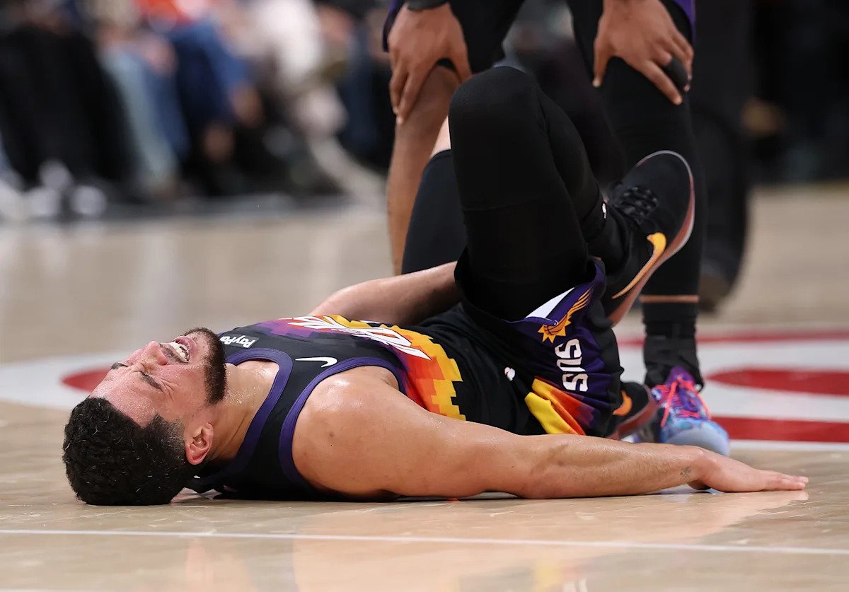 Los Suns pierden a Jalen Green y Devin Booker, que anotaron 31 puntos en tres cuartos, para luego perder el liderato ante los Hawks