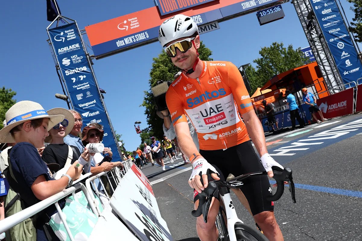El australiano Jay Vine gana el Tour Down Under a pesar de que un accidente de canguro le obligó a cambiar de bicicleta