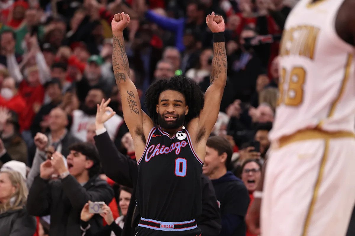 Los Bulls vencieron a los Celtics antes de que Kevin Huerter anotara un triple mientras se retira la camiseta número 1 de Derrick Rose