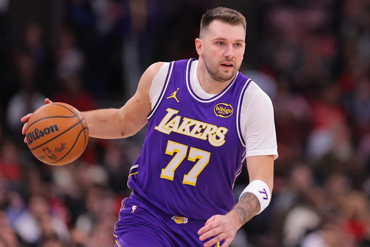 Luka Doncic anota 46 puntos en la victoria de los Lakers sobre los Bulls, casi un año después de ser traspasado