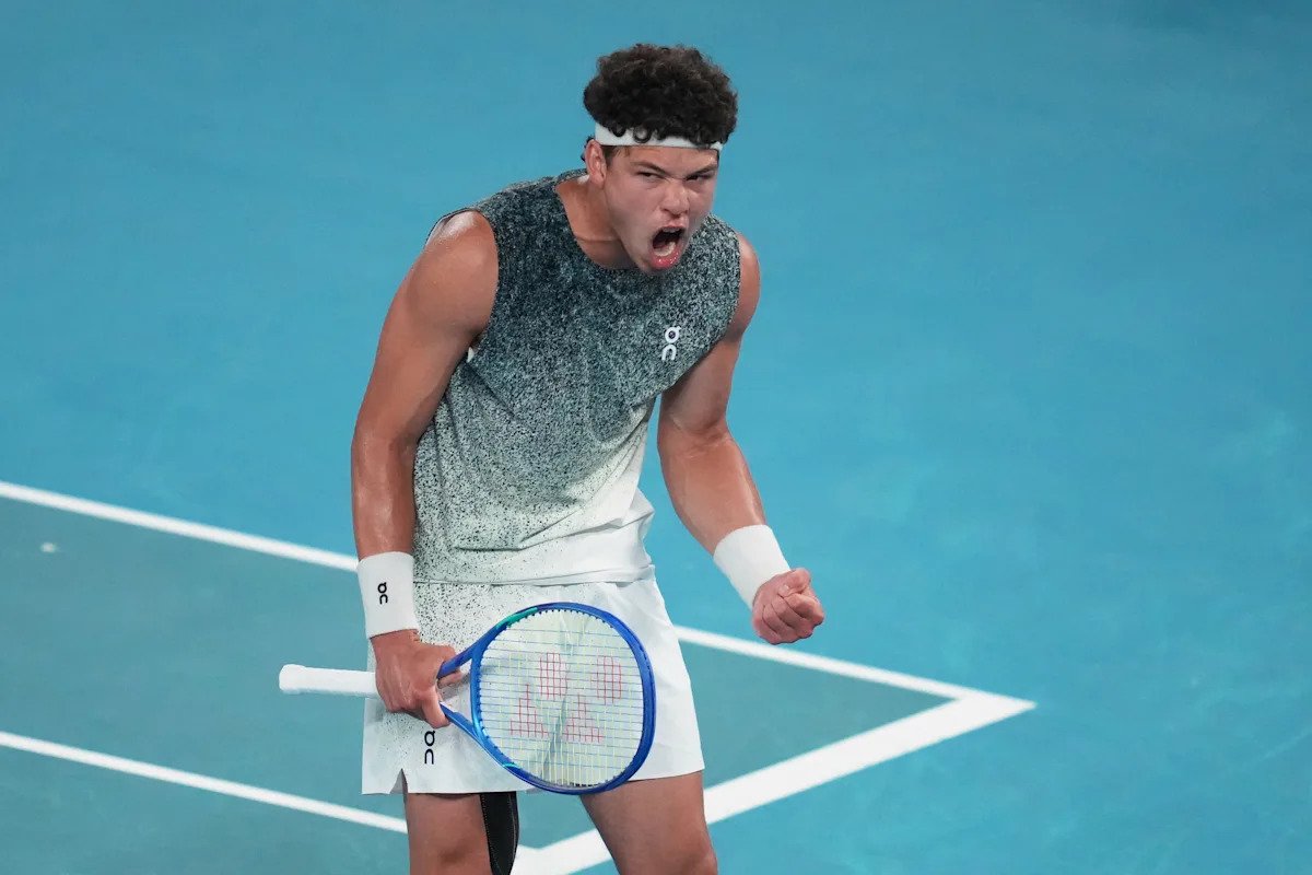 Abierto de Australia 2026: Ben Shelton se recupera tras un comienzo lento, avanzan Jannik Sinner, Novak Djokovic e Iga Swiatek