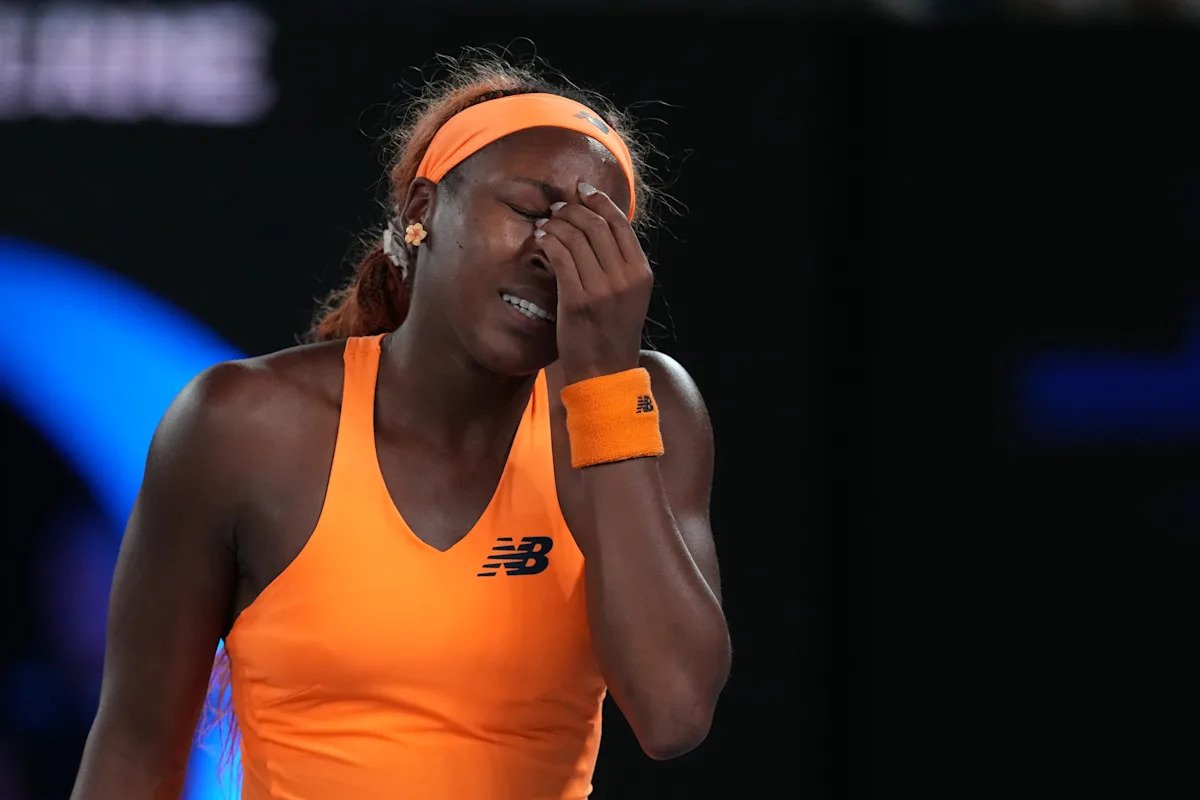 Abierto de Australia 2026: Coco Gauff destroza la raqueta tras la derrota, Carlos Alcaraz gana en sets corridos