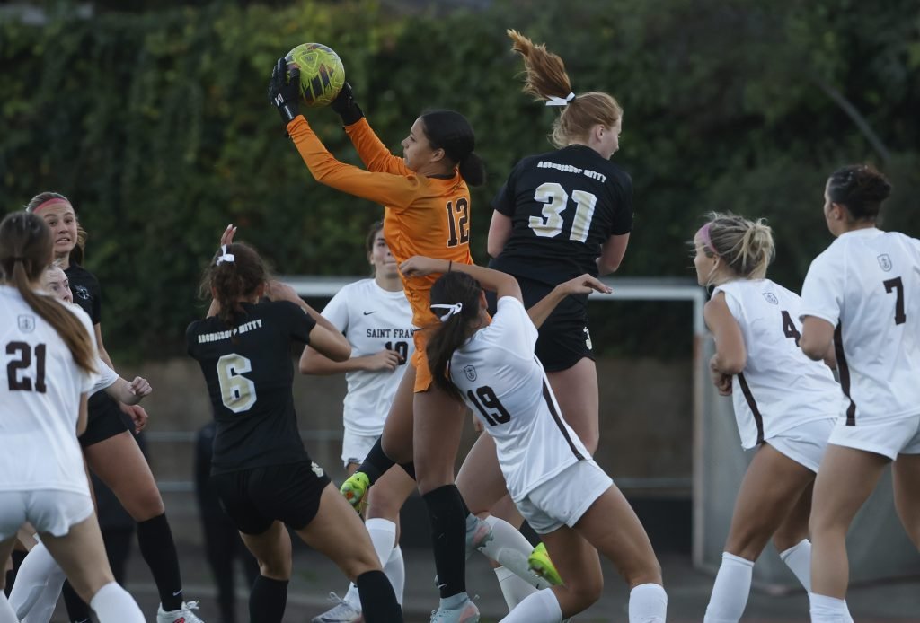Prep Spotlight: Para St. Francis, Mitty, las nuevas finales estatales de fútbol son un objetivo de largo alcance