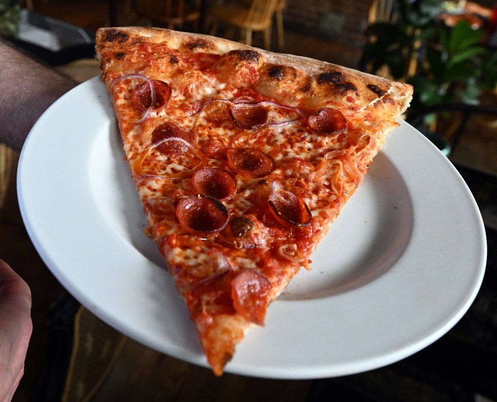 El restaurante East Bay ha llegado a las mejores porciones de pizza de Fodor’s en Estados Unidos