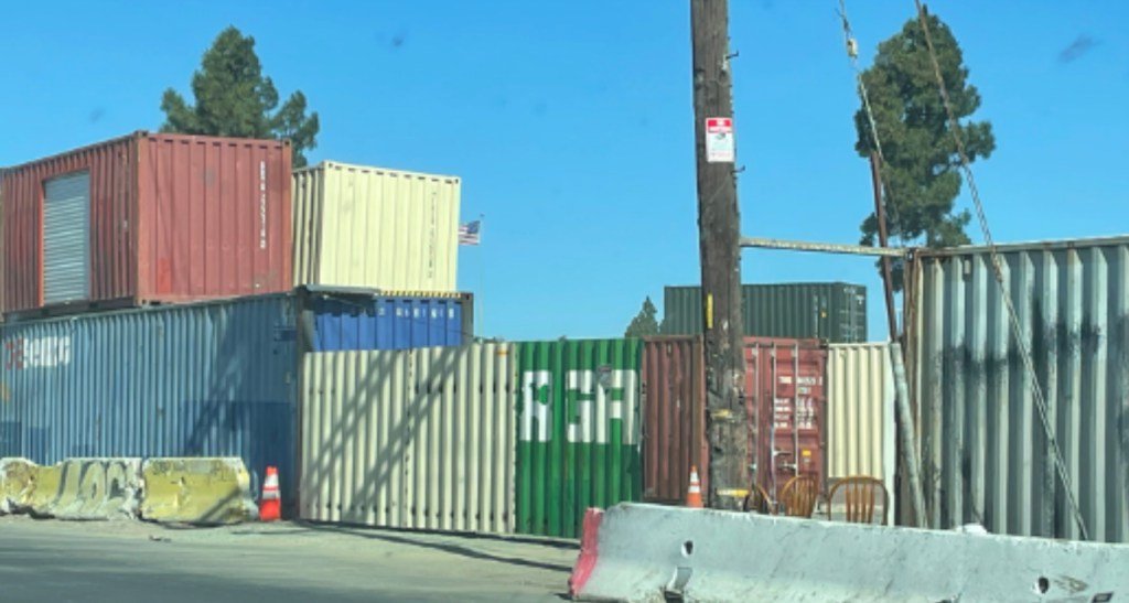 El FBI está registrando una propiedad en el este de Oakland donde supuestamente los ladrones instalaron una gasolinera ilegal