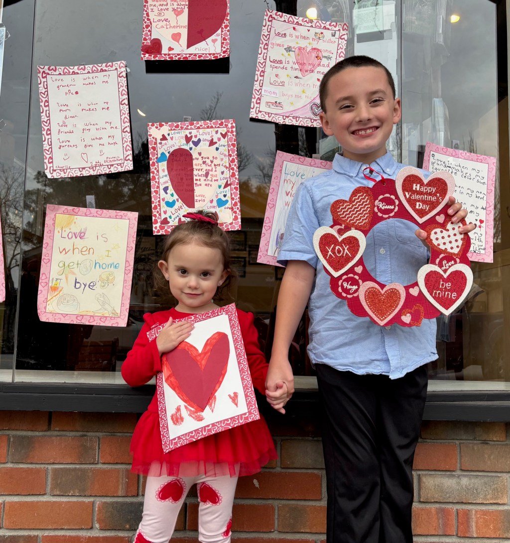 Los habitantes de Sarato envían mensajes de amor a través de los escaparates de las tiendas – The Mercury News