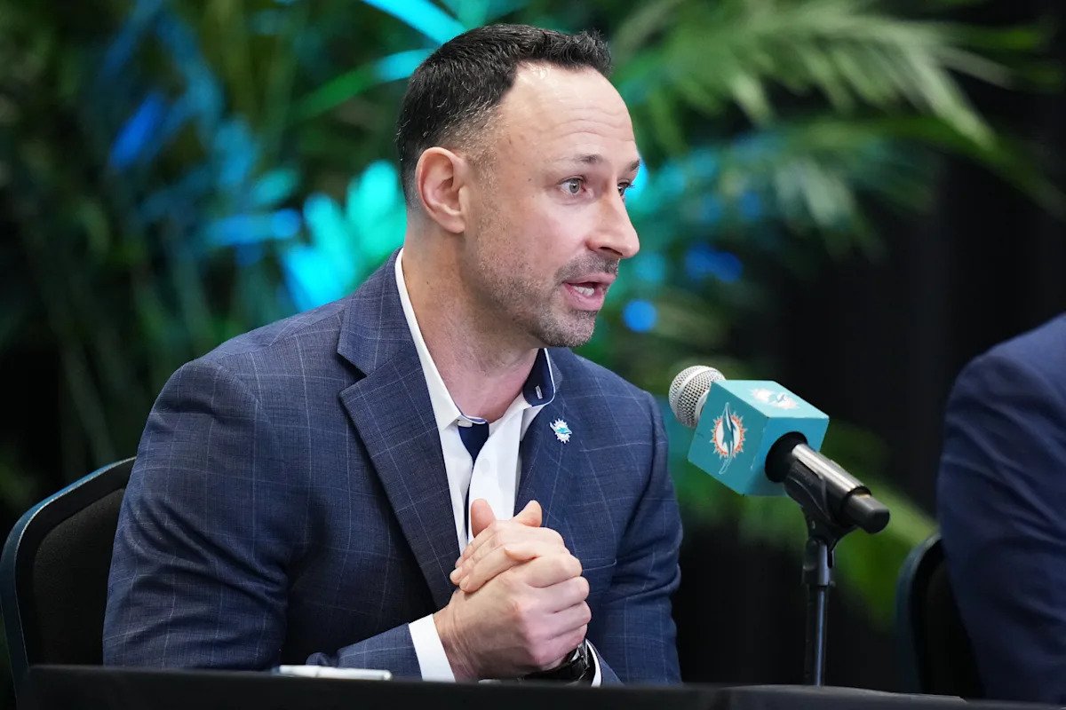 El gerente general de los Dolphins, Jon-Eric Sullivan, dice que el equipo necesita encontrar a “nuestro hombre” como mariscal de campo en la temporada baja