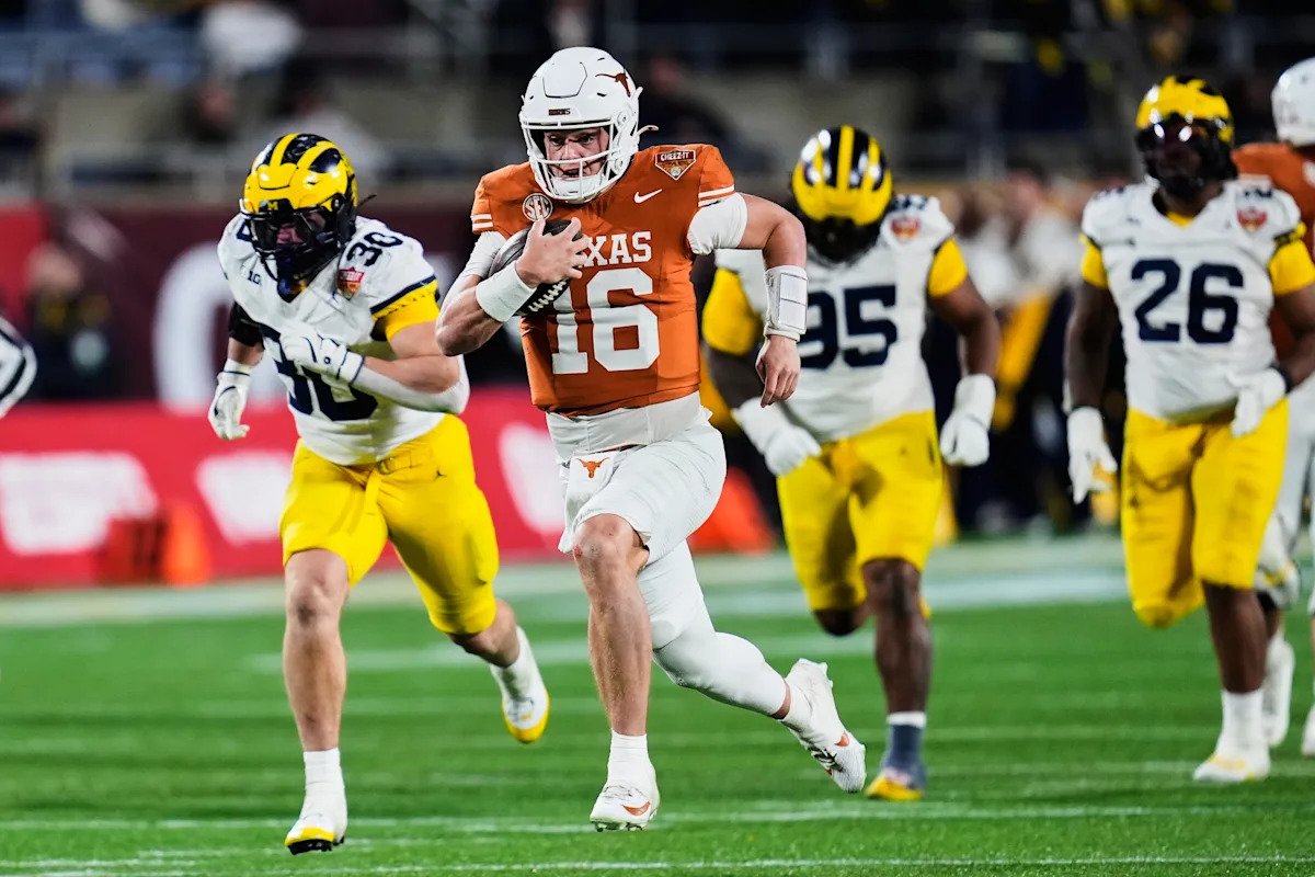 El QB de Texas Arch Manning se someterá a una cirugía en el pie y se espera que regrese durante los entrenamientos de primavera.