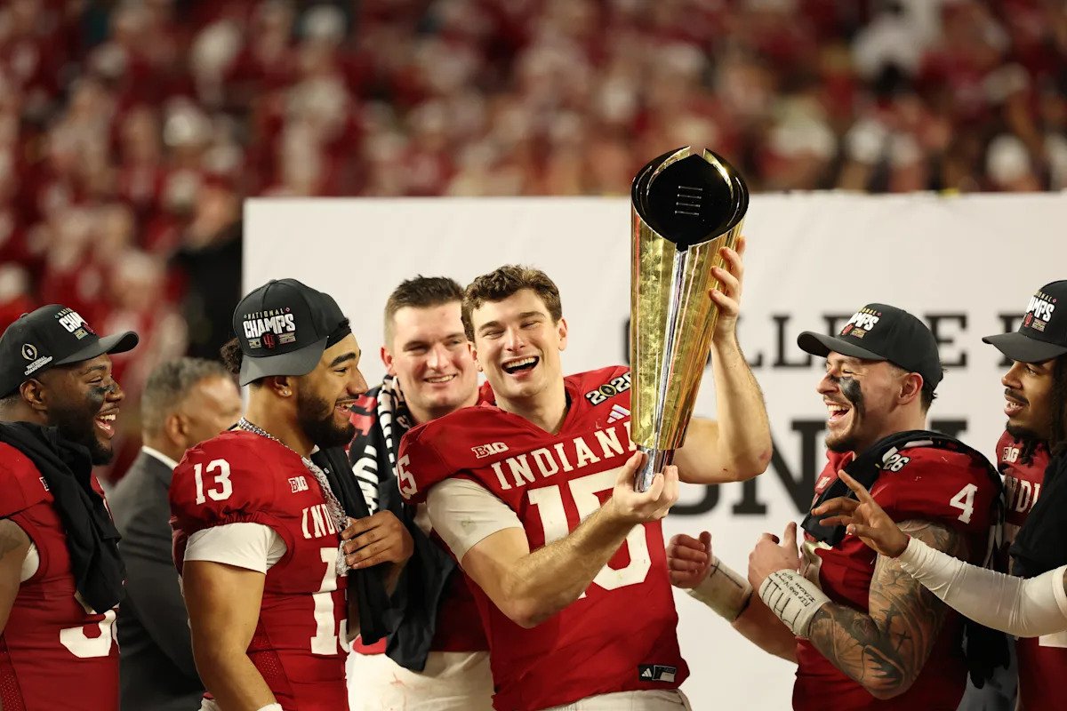 Fernando Mendoza celebra el campeonato nacional de Indiana con… una publicación en LinkedIn sobre ventas B2B