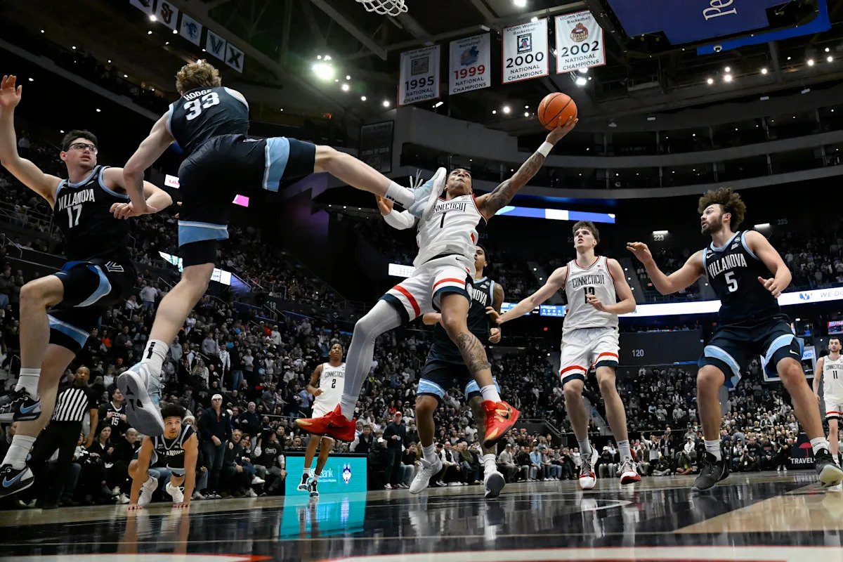 El No. 2 UConn anota los últimos 8 puntos en tiempo extra, vence a Villanova y gana 15° juego consecutivo