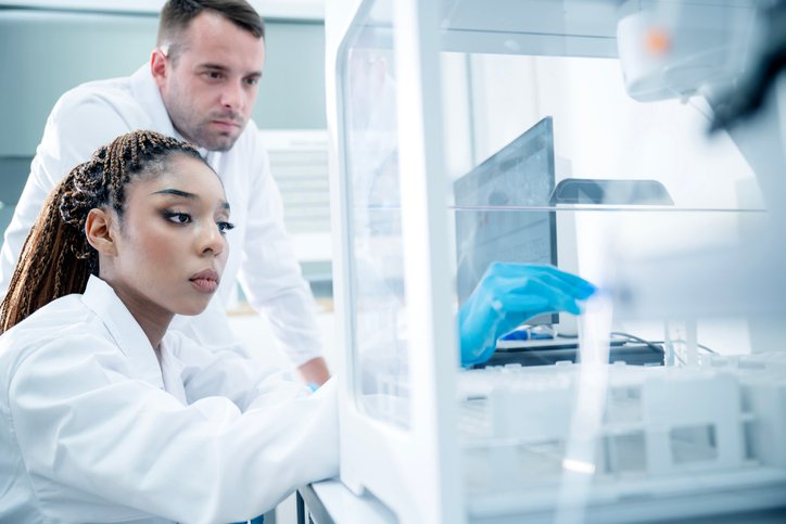 ¿Pueden los hospitales utilizar análisis de sangre para detectar el cáncer antes? Endeavor Health está tratando de averiguarlo