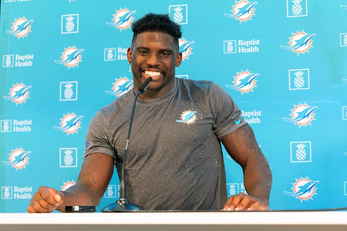 Tyreek Hill reacciona a la decisión de los Chiefs de traer de regreso al coordinador ofensivo Eric Bieniemy