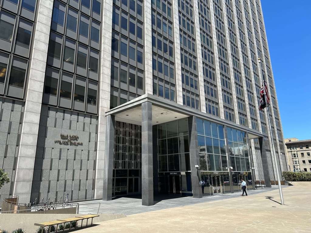 El ex policía del Área de la Bahía condenado por hacerse pasar por un agente del FBI y robar a los conductores obtiene un indulto en la sentencia del tribunal federal – The Mercury News