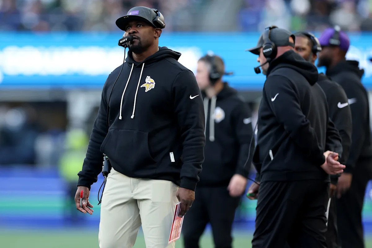 Los Vikings alcanzan una extensión de contrato con el DC Brian Flores, quien se quedará en Minnesota si no consigue el puesto de entrenador en jefe