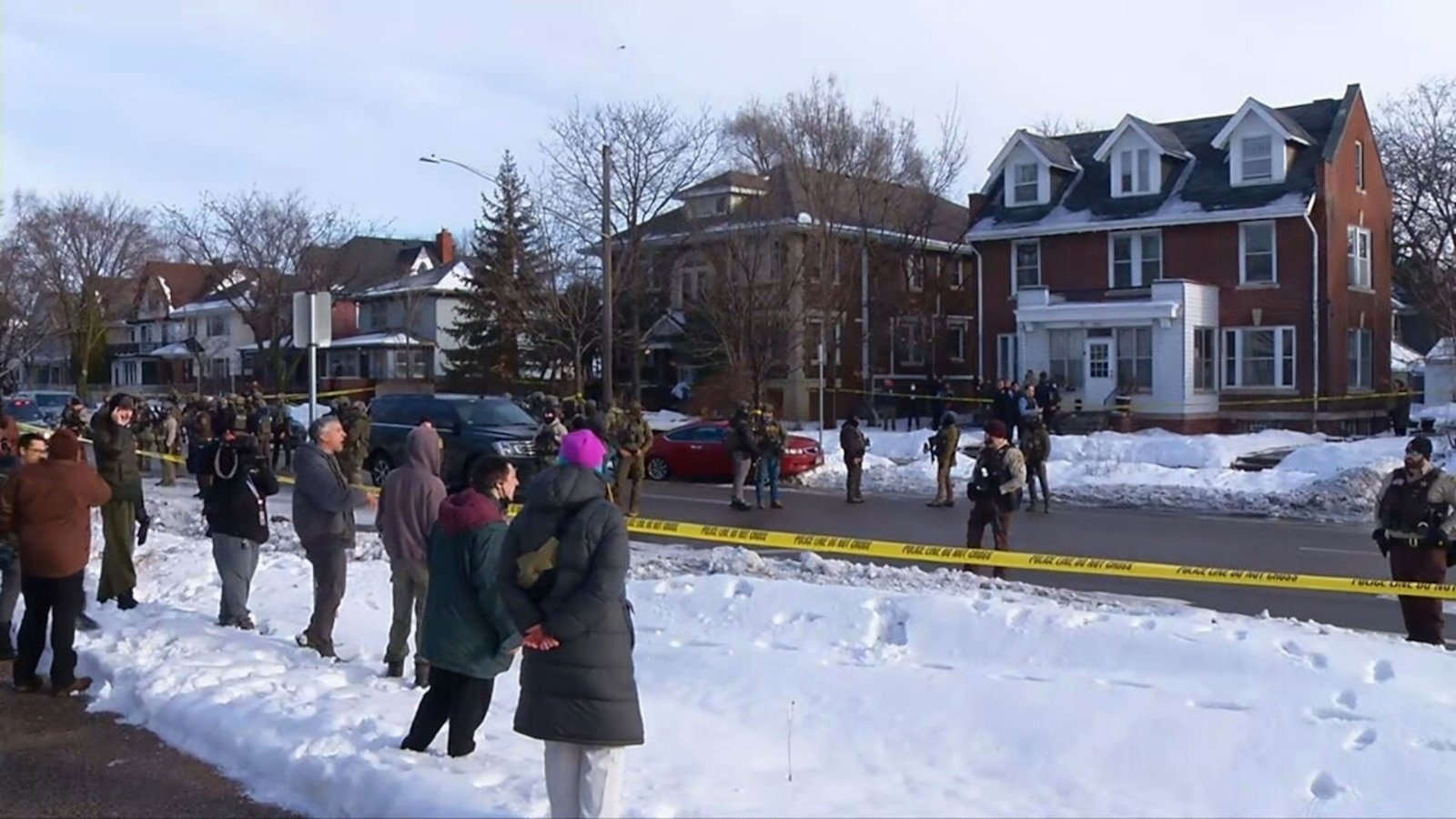 El gobernador dice que ha habido “tiroteos relacionados con ICE” en Minnesota.