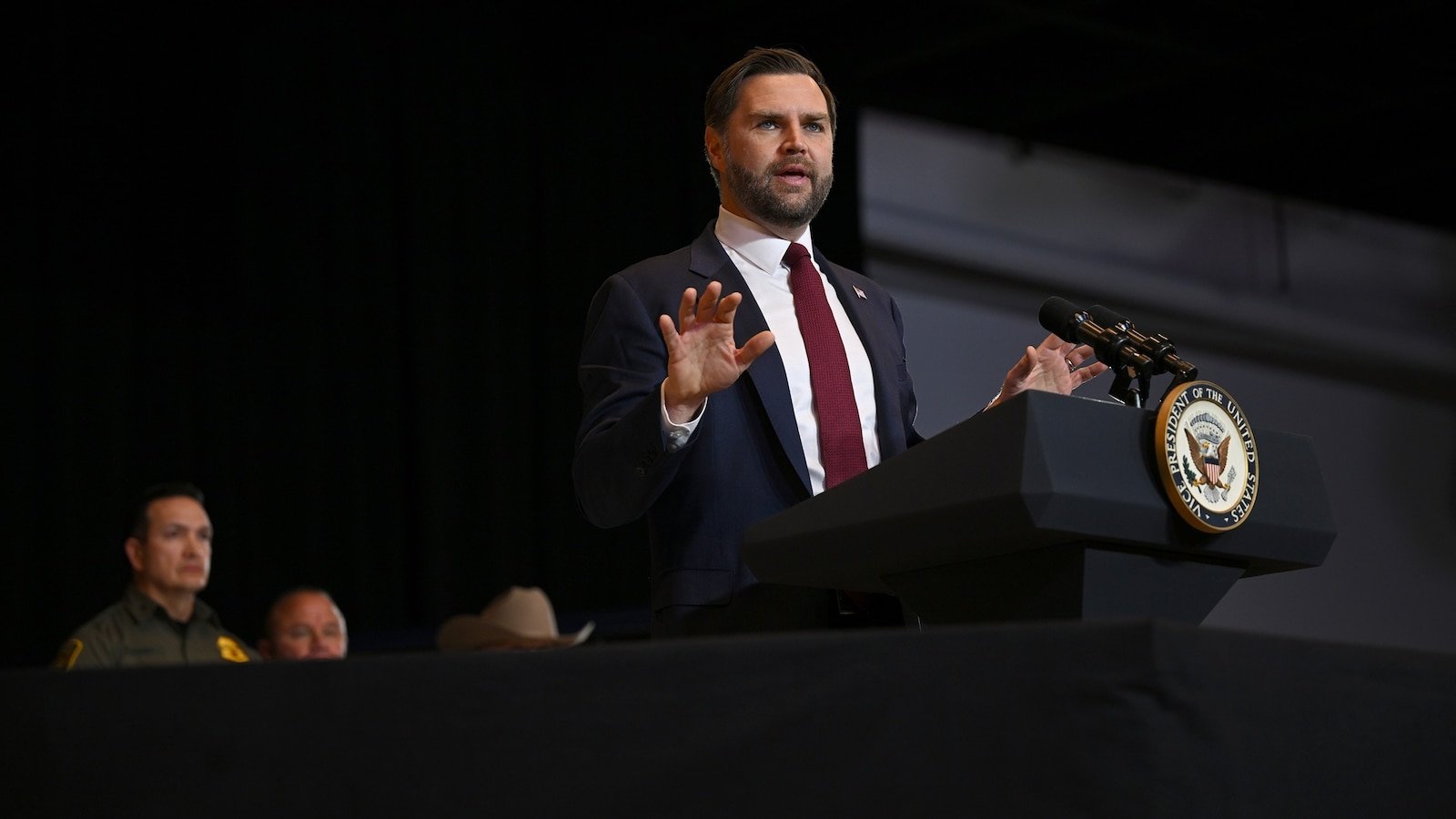 En Minneapolis, Vance pide a los funcionarios locales que “bajen la temperatura” en medio de protestas contra ICE.