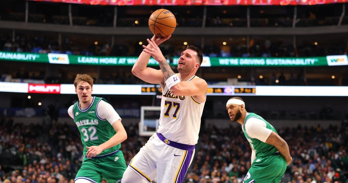 Luka Doncic anota 33 puntos y se mantiene perfecto en la victoria de los Lakers ante los Mavericks