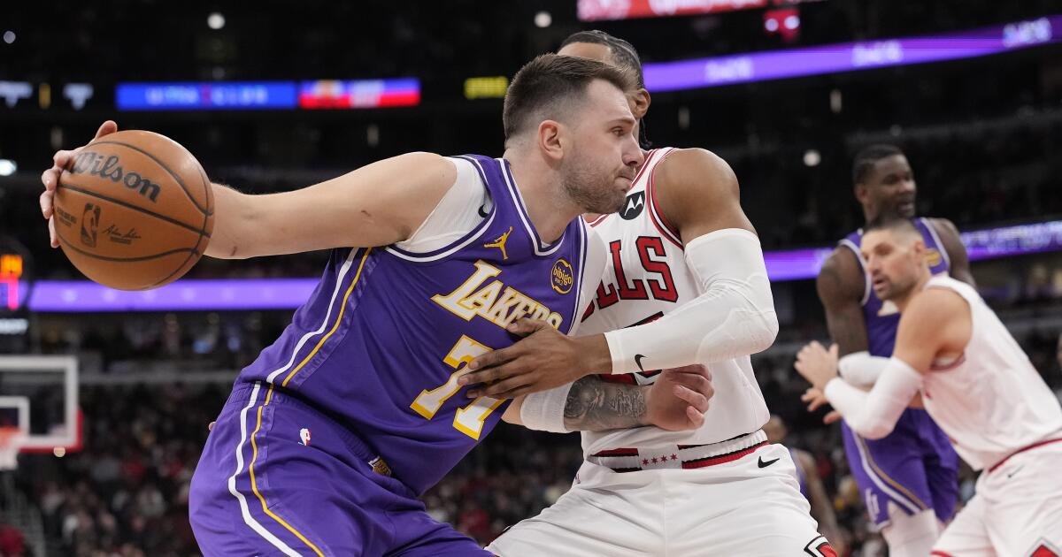 Luka Doncic anota 46 puntos y anota ocho triples y los Lakers vencen a los Bulls